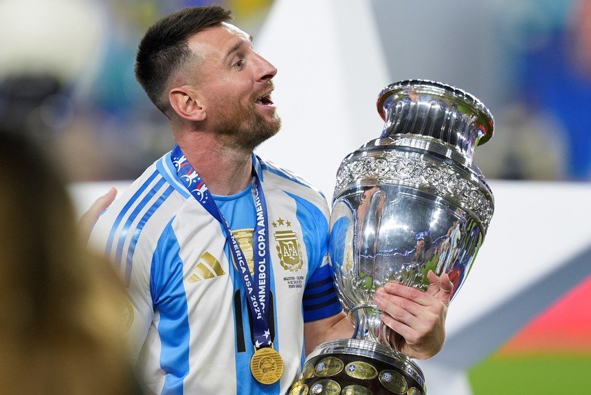 Messi llega a 45 títulos con Argentina y sigue agigantando su historia