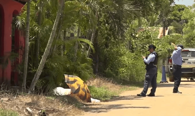 Asesinan a balazos a una mujer frente a una vivienda en Cofradía, Cortés