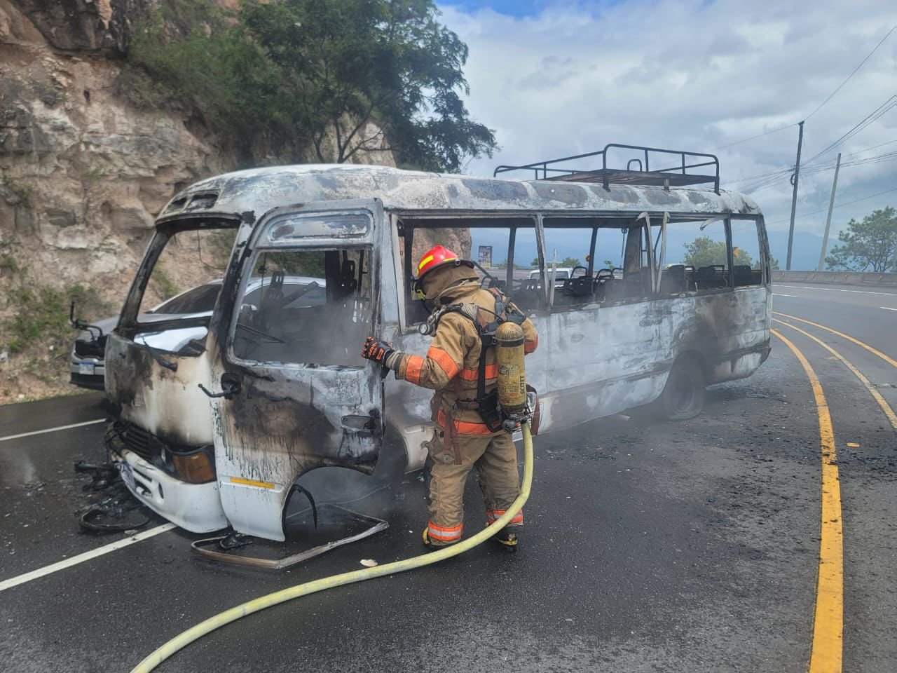 Autobús se sumerge en llamas, incendio abrumador a la altura del Rodeo CA-5