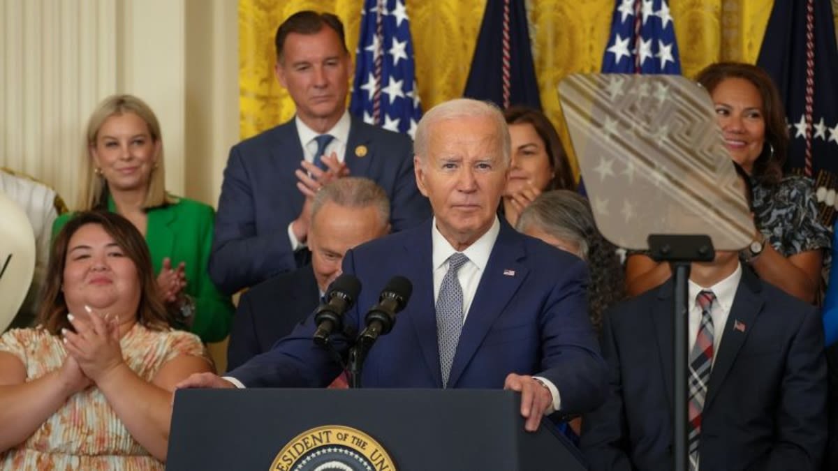 Un juez federal anula la política de inmigración de Biden que protegía de la deportación a ciertos cónyuges indocumentados de ciudadanos estadounidenses